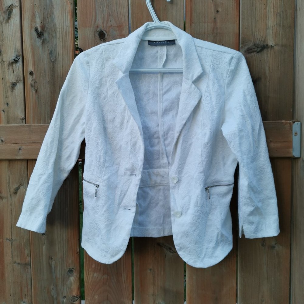 Suzy Shier Women white jacket with zip detail - Size S